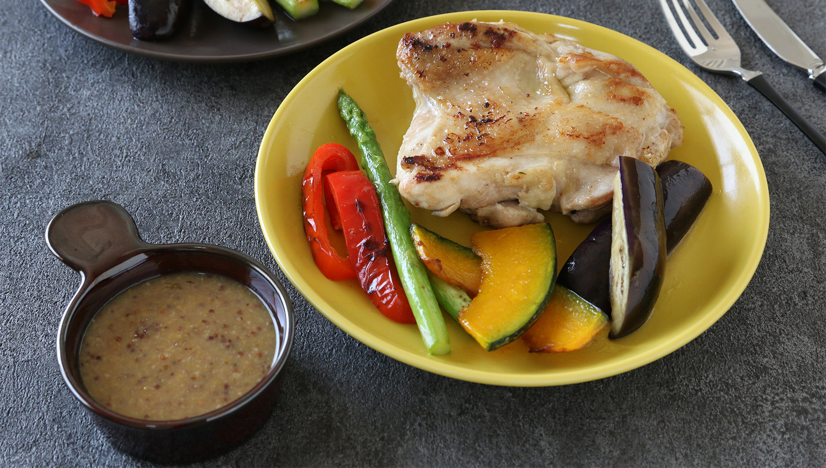 チキンと彩野菜のグリルハニージンジャーマスタードソース